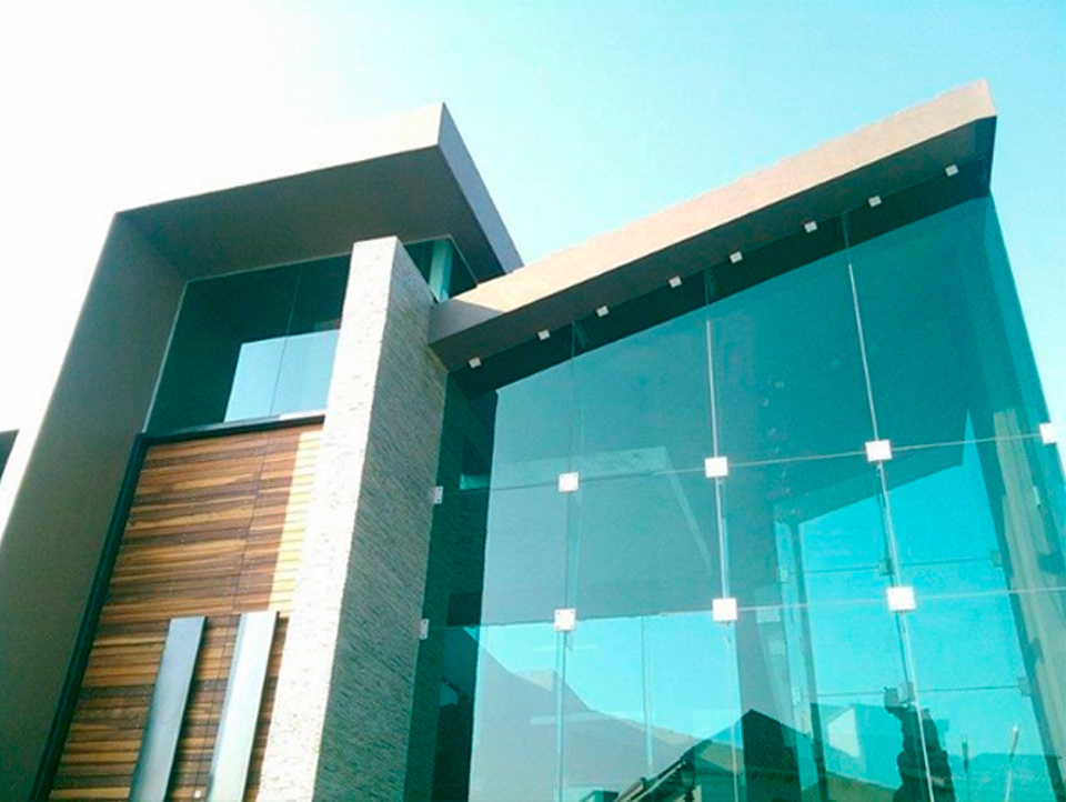 Fachada de Vidrio Laminado con Protección UV