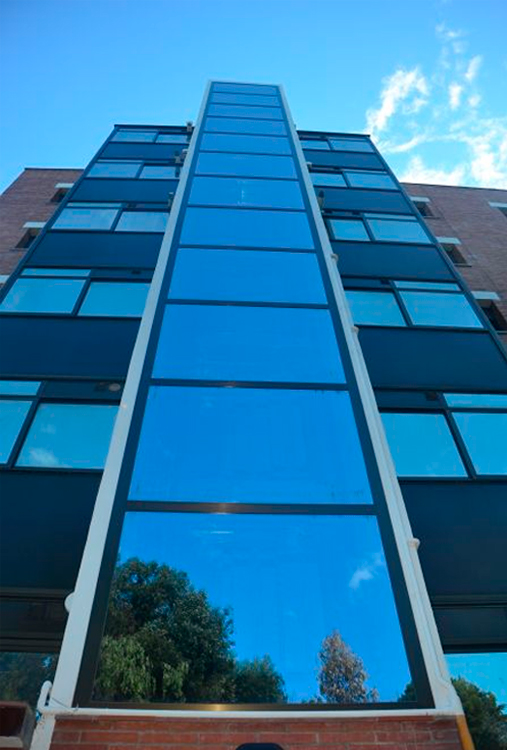 Fachada de Edificio con Paneles de Vidrio Vertical