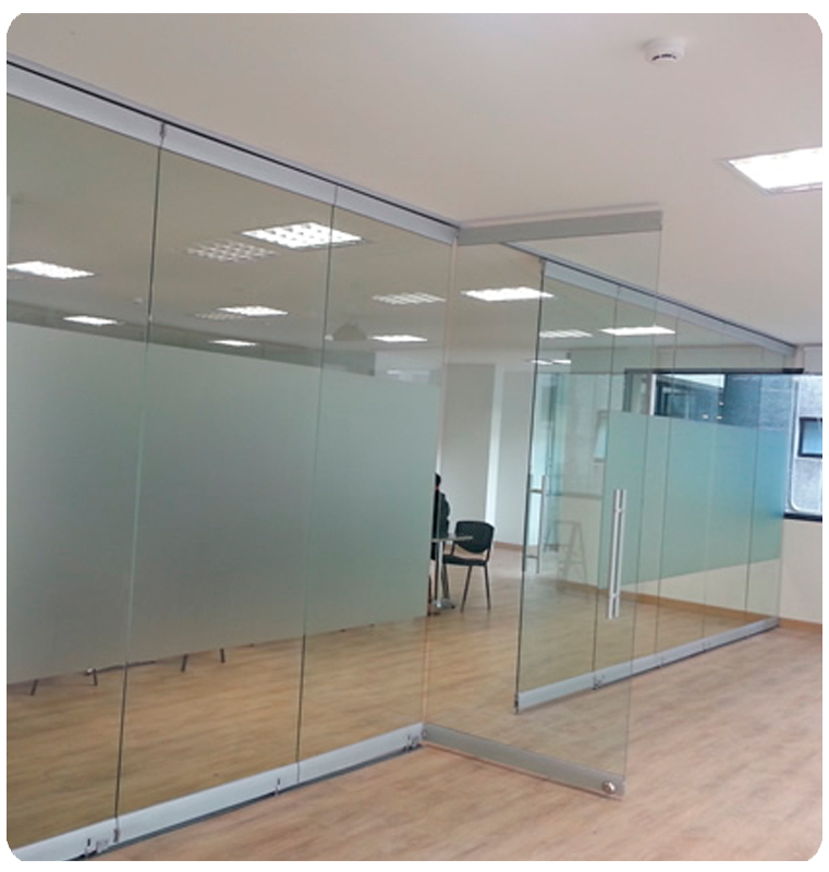 Puerta con Zócalo de Aluminio y Tirador H