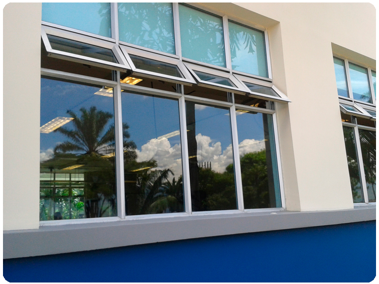 Ventana Proyectante con Muro Cortina